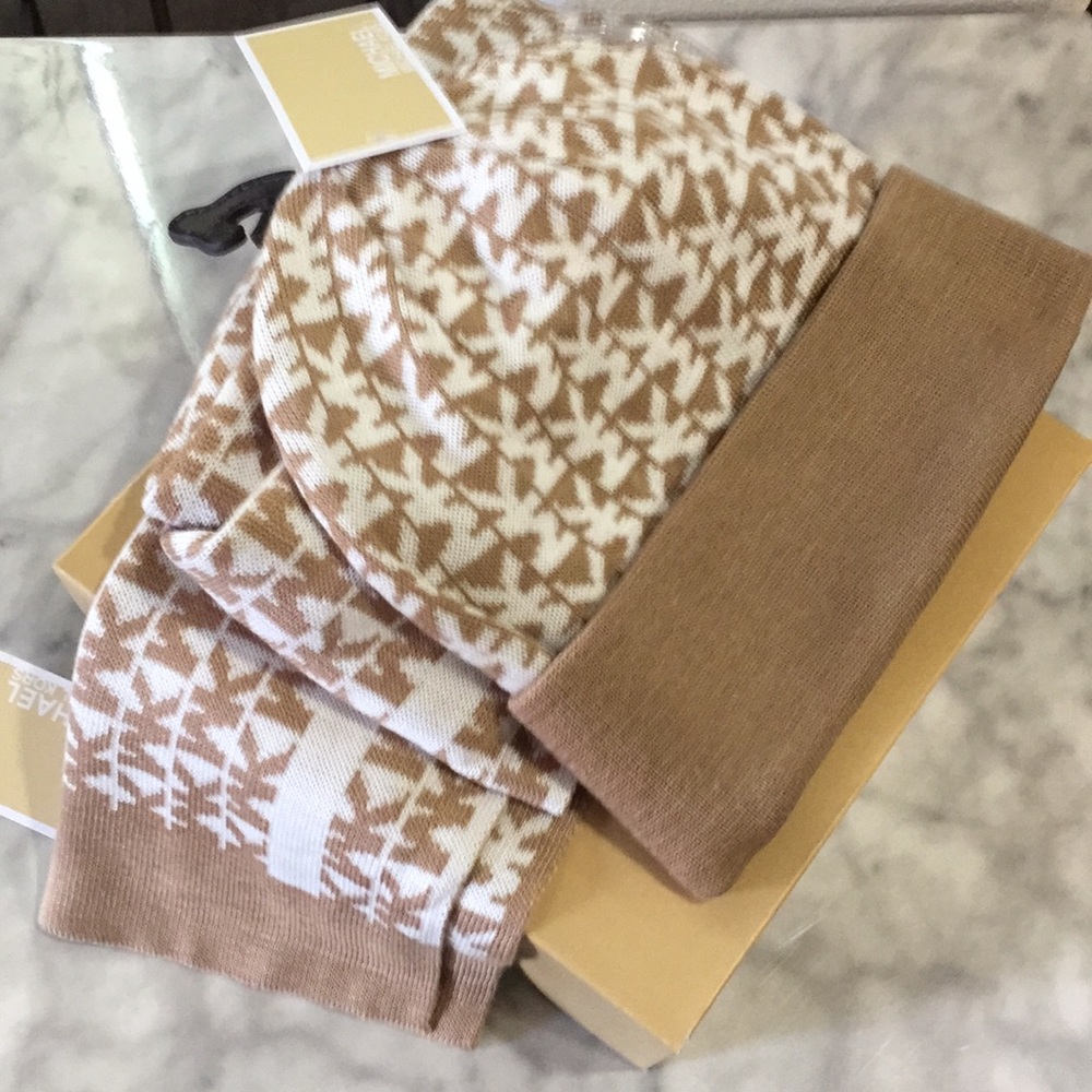 Michael Kors Signature Scarf & Beanie Set/New